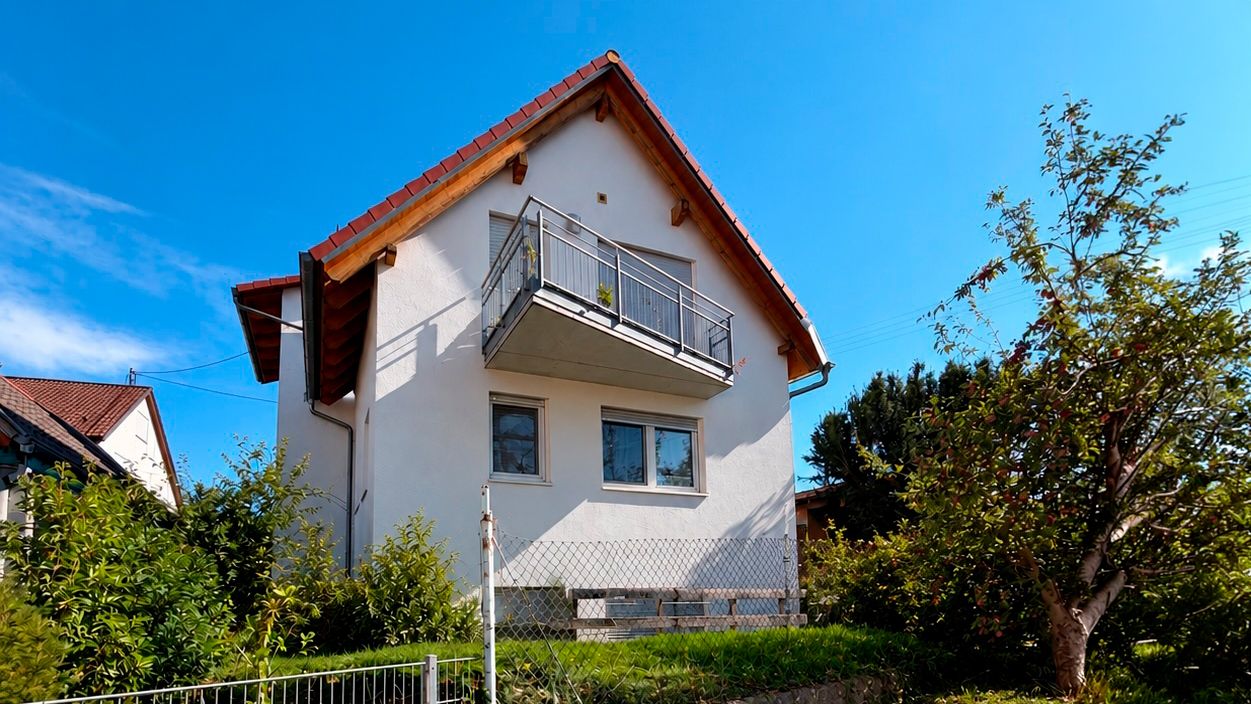 Helles Haus mit Gartenblick